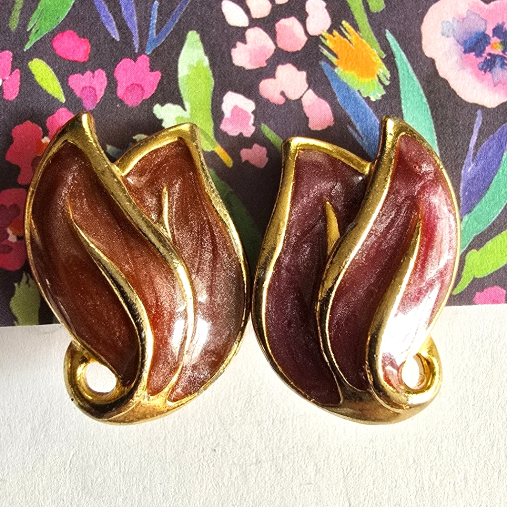 Vintage earrings wavy leaf burgundy mauve enamel clip on gold tone